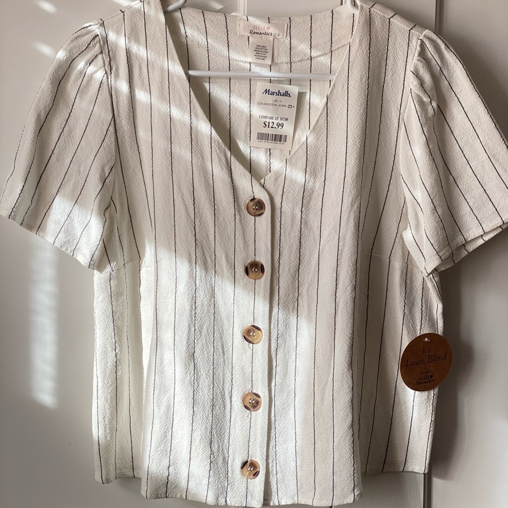 NWT URBAN ROMANTICS White Pin Stripe Top (Size L).